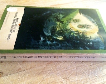 Jules Verne - 20,000 leagues under the sea - 1970s sci fi book - vintage science fiction - ocean book - thriller