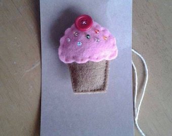 Felt cupcake brooch with pink icing