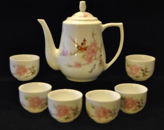 Vintage Porcelain Teapot with 6 handleless cups