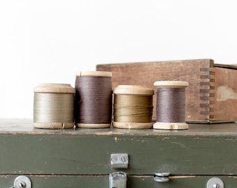 Vintage thread spools Wooden spools Brown decor Vintage sewing supplies Sewing room decor Photo prop Collectibles - set of 4