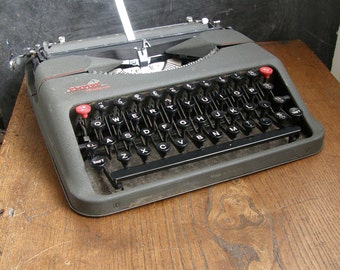 1940s 50S Empire Aristocrat manual typewriter,in good vintage condition, working,new ribbon free UK postage