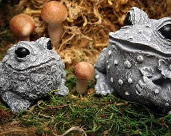 Frog Statues - Concrete Mom & Baby Toad Figures - Outdoor Garden Decor