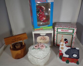 Ornaments and wood well souvenir-heart dish