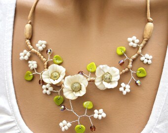 White trio necklace floral