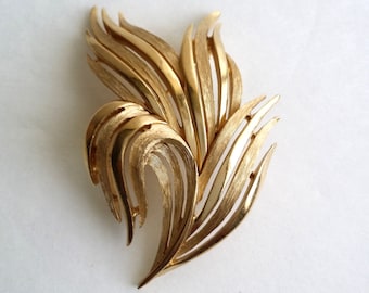 Amazing Vintage Crown TRIFARI Gold Tone Leaf Leaves Swirl Pin Brooch