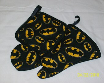 Batman Great Gift Oven MItt and Hot Pad Pot Holder Set