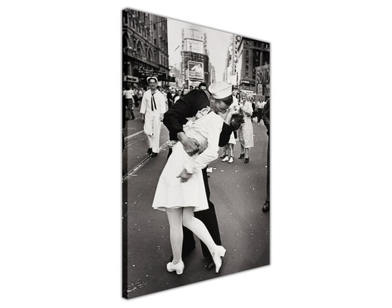 Famous black and white iconic sailor kissing nurse on canvas Famous black and white iconic sailor kissing nurse on canvas