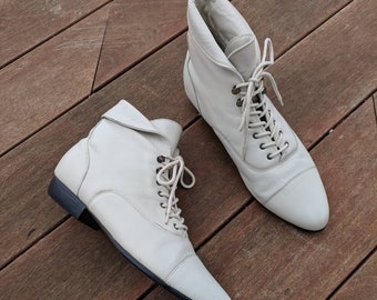 VINTAGE White Leather Lace-Up Ankle Boots, 9.5