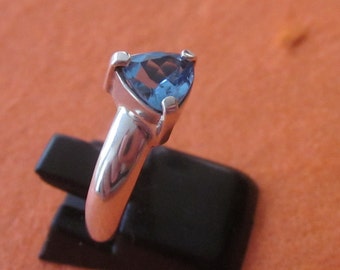 Balinese sterling Silver Topaz gemstone Ring / available size 8 / silver 925