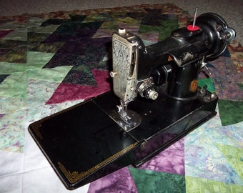 Singer Featherweight, Sewing Machine, Model 221