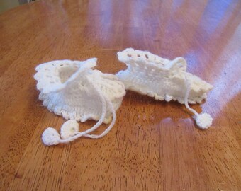 Free Shipping In USA Vintage Hand Crocheted White Baby Booties 2556