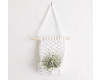 AIRPLANT WALL HANGING in White - mini - no tassels - Air Planter -Hanging Airplant Display , Knitted Wall Hanging with Airplant
