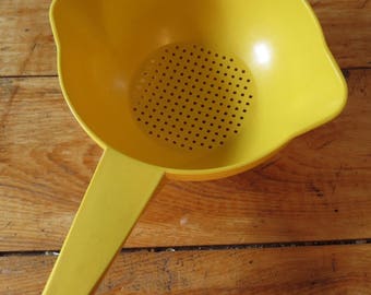 Vintage / Retro Yellow TUPPERWARE 1 Quart Colander / Strainer