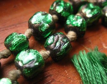 Antique perles feuille bordée de fil vert