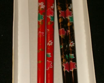 Vintage Set Of 2 Pair Japanese Hand Painted Wooden Lacquered Chopsticks 1 Red 1 Black Floral Design