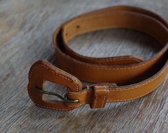 CARAMEL 1970's 80's Vintage Brown Leather Belt // size XS Small