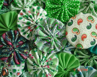 40 Handmade Mixed Green Color Yo Yo Fabric Quilt Applique Pieces Suffolk Puff