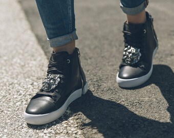 Löwe Schuhbrosche SneakerBug. Für Mann und Frau.