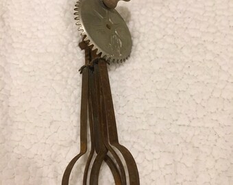 Vintage Green Rusty Eggbeater