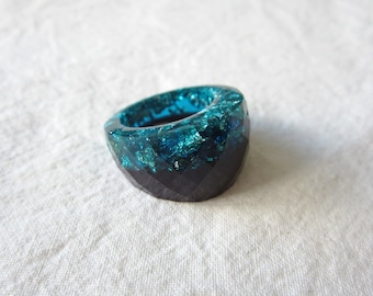 Resin dome ring, Faceted resin ring, Purple and blue sparkly resin ring, Chunky faceted resin ring, Silver leaf resin ring, Size Q or US8