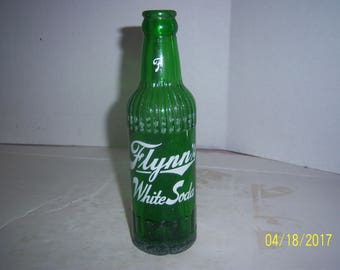 1952 Flynn's White Soda Quincy Ill 7 oz green acl painted label soda bottle 7 7/8" tall