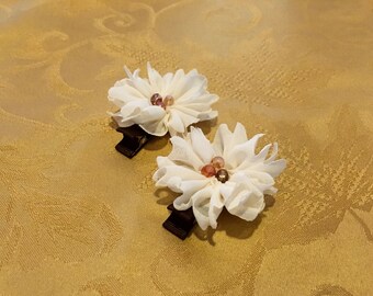 Ruffle Cream Flowers Clip Set