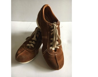 Vintage Women’s Bowling Shoes, Butterscotch Suede Lace Up, 9 1/5" Length, Beebe brand Hipster shoes, Retro Bowling shoes. Small Sport Shoes