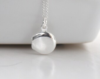 Tiny round locket -Sterling silver round locket, minimal necklace, keepsake locket, mother, round locket, tiny locket, wedding gift, wife