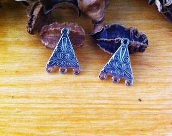 4 triangle connectors, decorated with windings, ethnic style silver
