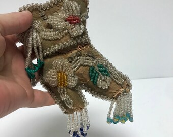Antique Beaded Felt High Heel Shape, made in New York Niagra Falls Region by the Iroquois Peoples for Matches or Sewing Kit