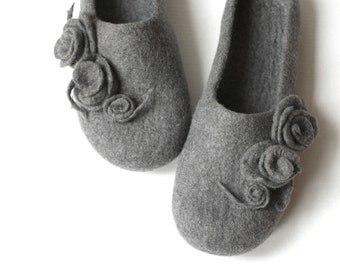 Women houseshoes, cute house slippers, valenki, bedroom slippers, grey slippers with flowers, merino wool clogs, bride slippers, wet felted
