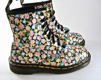 Pastel Floral Doc Martens. 90s Vintage Dr. Martens 8-hole boots Sienna Miller UK 4 // US 6 6.5 W