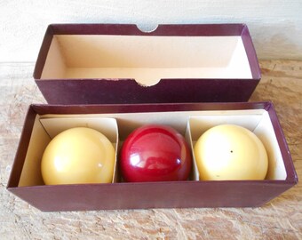 Vintage set of 3 bakelite snooker balls in their original box, 1950s pool balls, French or English billiard. Billard Carambole balls.