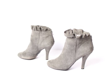 size 9.5 RUFFLE gray suede 80s ROMANTIC ZIP up high heel ankle boot