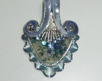 ELEGANT light blue pendant
