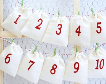 Advent Calendar - Garland Kit With Mini Clothespins and String - 25 Numbered Christmas Countdown - Small Fabric Bags with Sparkling Numbers