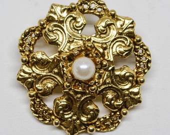 Charming gold tone and faux pearl brooch