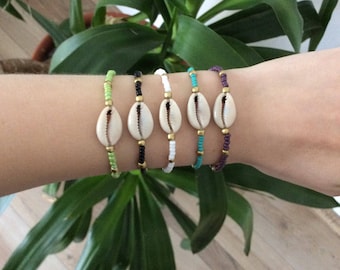 Bead bracelet with shell
