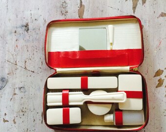 Vintage reiskoffertje| beautycase | 50's case| vintage beautycase | red skai leather case| womens beauty| beauty| vintage beauty| red case|