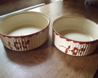 Two French antique ceramic cake pans from Sarreguemines , around 1930 , very nice condition ; from oven to table ; 2 different sizes