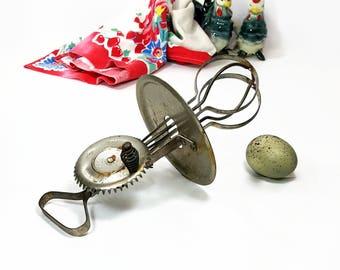 VINTAGE EGG BEATER Rustic Kitchen Utensil Retro Eggbeater Jar Top Hand Crank Beaters Country Farmhouse Kitchen