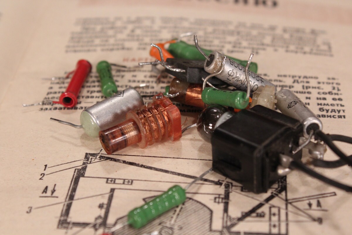 16 Vintage Capacitors, Resistors and Diodes, Scrap Electronics, Audio ...