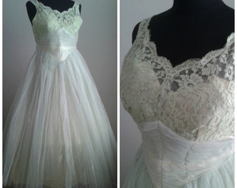 Vintage 50's GREEN CHARTREUSE Party Dress/1950's Prom/Ball Gown/Formal~Size Med/Floral Lace Bodice/Back Button Covered Detail/Tulle Netting