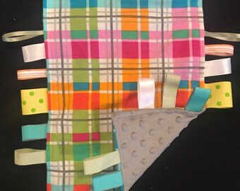 Tag- sensory noise blanket, tag blanket, baby ribbon blanket, baby shower gift, baby girl, homemade baby gift, sensory toy
