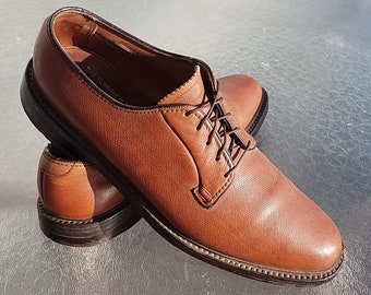 Vintage 1960s Florsheim Imperial 9.5 B Tan V-cleat Oxfords Dress Shoes. Laceup brogues. Made in USA!