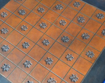 Black border, brown antique, latigo leather...a match made in heaven...OK in Savannah. Subtle rosette pattern. She goes by "Signet".
