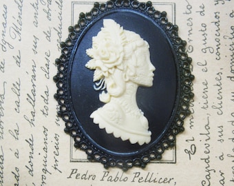 Cameo pendant in Dark dama resin-with chain-30 x 40 mm