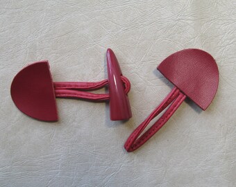 Brandenburg red burgundy in two parts, leather and synthetic button in the shape of Horn.