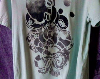Blue t-shirt: grey gradient hen