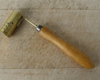French GUN POWDER MEASURE Brass Cup Shaped Wooden Handle 14 Measurements 7 on Each Side France 1880-1900's